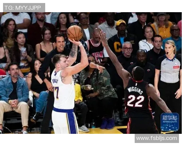 湖人对热火比赛引发球迷热议球员表现与战术分析成焦点